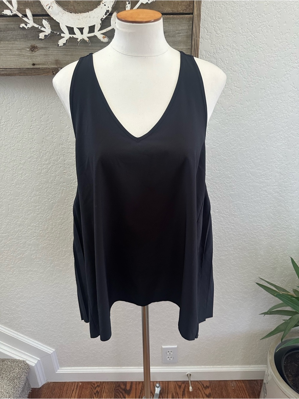Athleta Black Swing Forward V-Neck Women's Tank Top Pleated back detail large